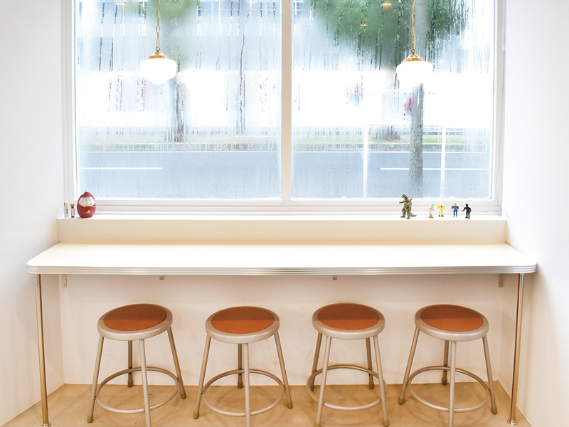 『UDON ROOKIE（ウドンルーキー）』どんぶりに天ぷらやトッピングをのせる自分だけのカスタマイズうどんを堪能【香川県丸亀市通町】