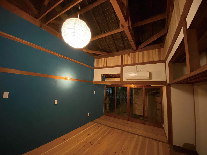 漂流してきた本に出会える海の近くに佇む「泊まれる図書館」