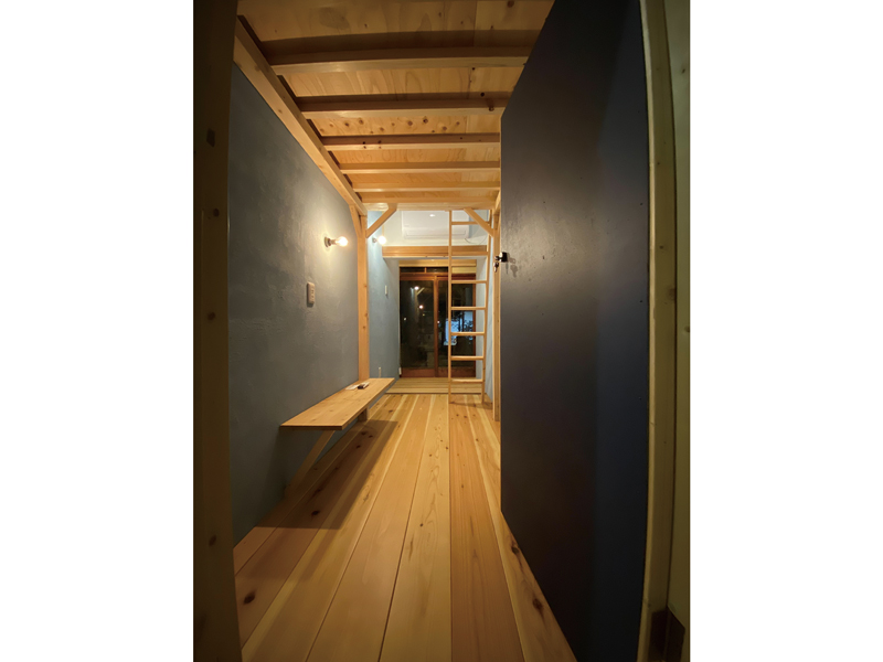 漂流してきた本に出会える海の近くに佇む「泊まれる図書館」