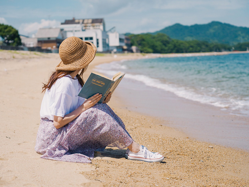漂流してきた本に出会える海の近くに佇む「泊まれる図書館」