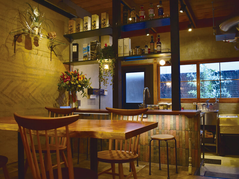 昼と夜で２つの顔を持つ人気店がリニューアルOPEN！