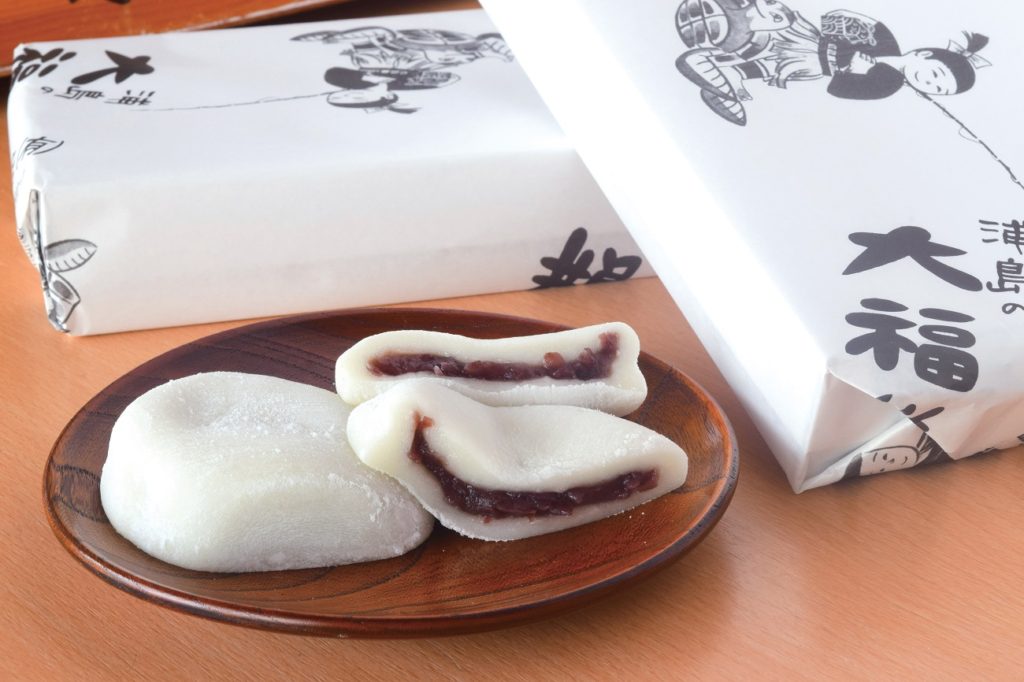 『浦島餅店』よく伸びる大福餅の甘く懐かしい味にひと口食べると思わず顔もほころぶ