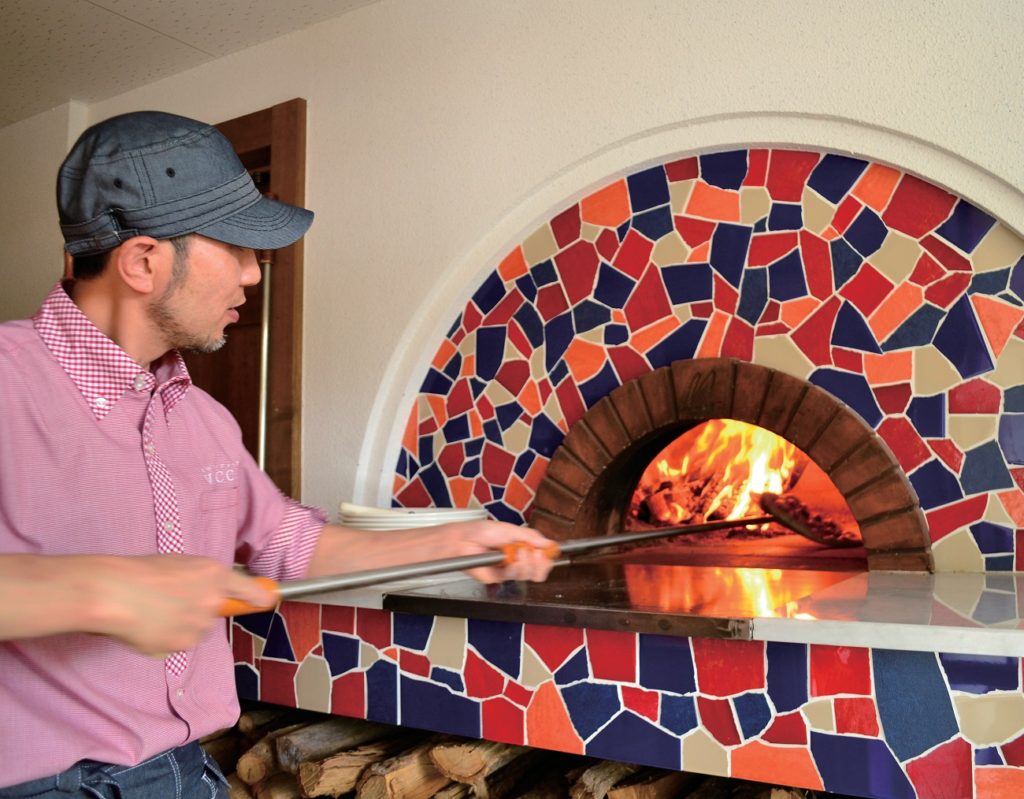 『森のピッツェリアVACCA』　牧場直送のミルクで作るチーズが自慢！緑に抱かれた新店ピッツェリア