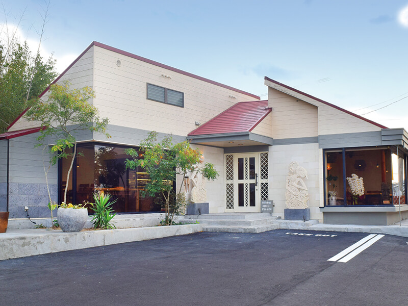 ゆったりとした南国の時間が流れるバリ料理「ナシチャンプルー」専門店