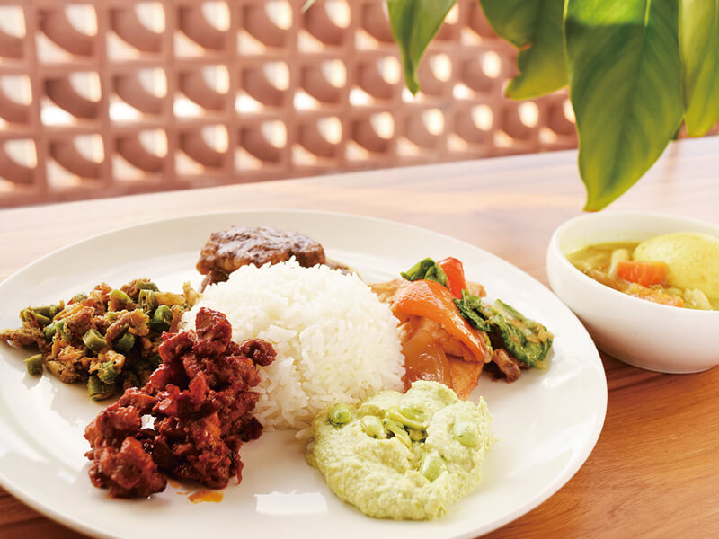 ゆったりとした南国の時間が流れるバリ料理「ナシチャンプルー」専門店