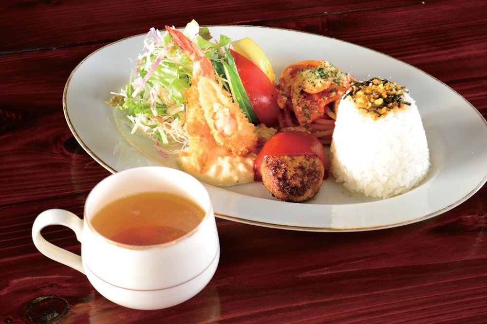 『洋食　やまねこ』大人気メニューが3種類のった1プレートランチを親子で楽しもう