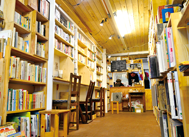 『古本屋 YOMS　フルホンヤ ヨムス』多彩な本と出会える『YOMS』が向かいのビルの1階へお引越し！