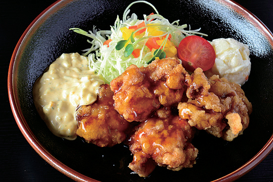 『よつば食堂』揚げたて唐揚げに箸が止まらない！柔らかモモ肉とパリッと衣が奏でる美味ハーモニー