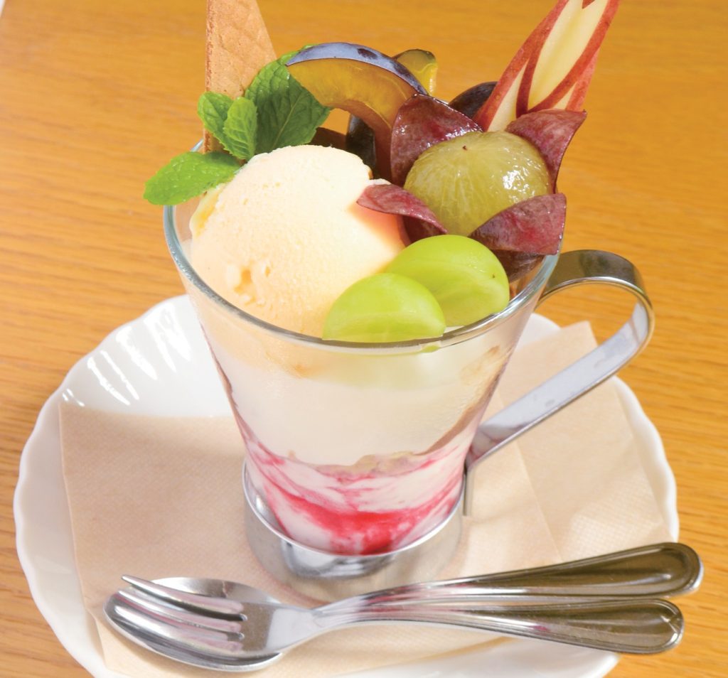 緑の中のブックカフェで好奇心をくすぐる本と出会おう